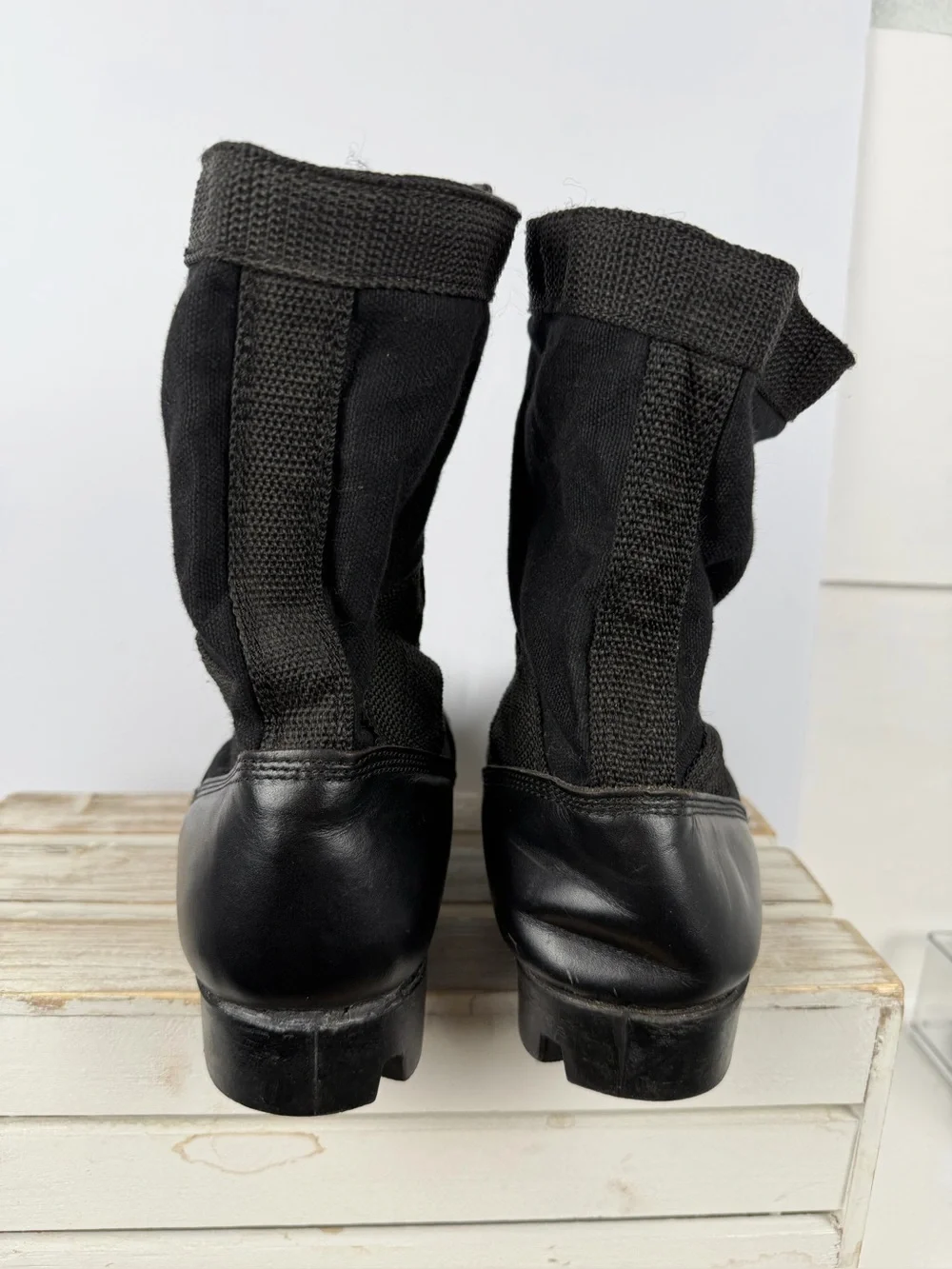 Black military jungle boots made of leather and nylon size 9M